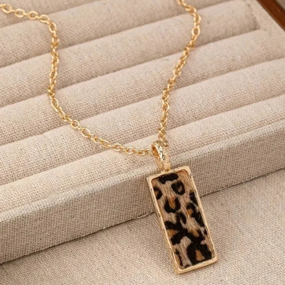 Leopard design necklace